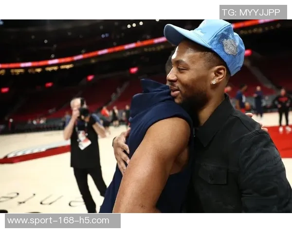 昔日双枪重聚波特兰麦科勒姆赛后与利拉德深情拥抱致敬 昔日双枪重聚波特兰麦科勒姆赛后与利拉德深情拥抱致敬